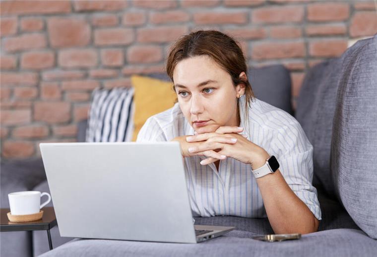 AOK: Beratung per Telefon und Video Frau vor Laptop