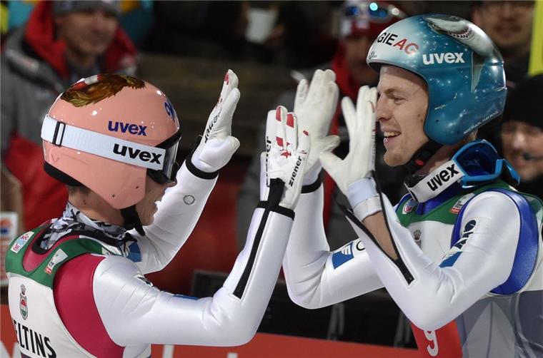Die Österreicher jubeln zum Tournee-Auftakt Zum Auftakt der Vierschanzentournee in Oberstdorf siegte der Österreicher Stefan Kraft (links) vor dem Polen Kamil Stoch. Dritter wurde Krafts Landsmann Michael Hayböck (rechts).