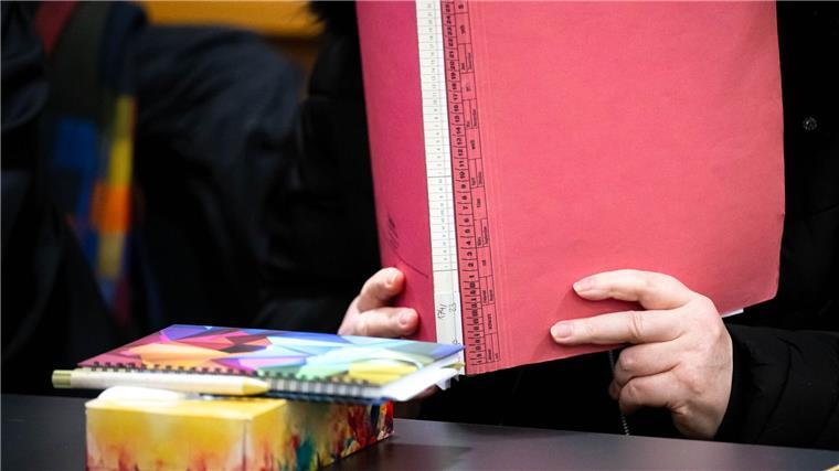 Zum Auftakt des Mordprozesses in Oldenburg hat die Angeklagte gestanden, ihren schwerstbehinderten Sohn getötet zu haben.