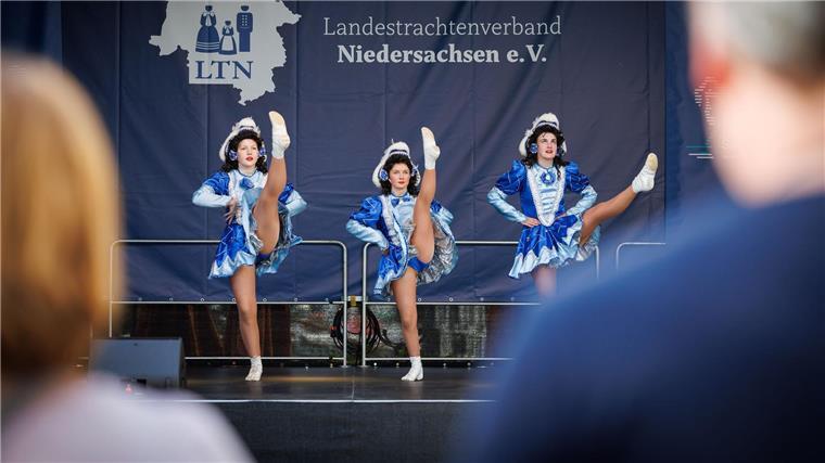 Zum Auftakt wird das Tanzbein geschwungen: Die Tanzsportgarde Bad Essen sorgt für Stimmung auf einer von acht Bühnen.