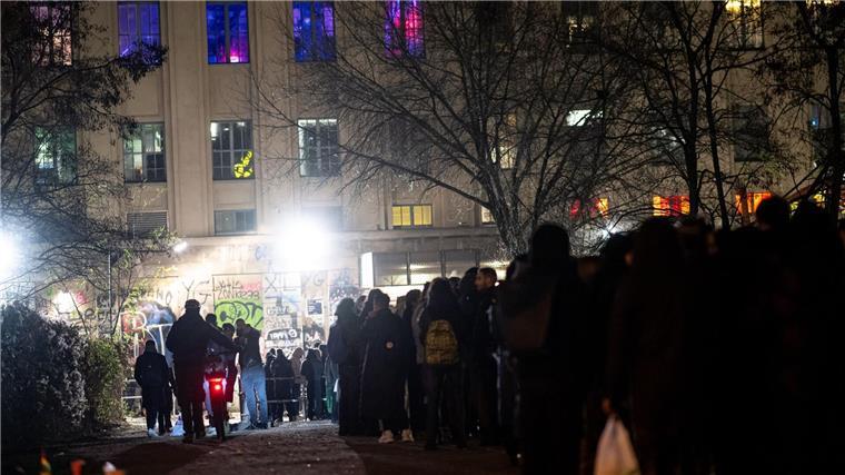 Techno-Club Berghain feiert sein 20-Jähriges Zum Beginn der Jubiläumsparty bildete sich wieder die gefürchtete lange Warteschlange.