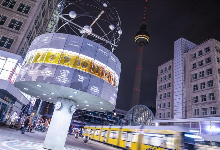 Deutschland wieder im Sommermodus - die Uhren sind umgestellt Die Weltzeituhr am Alexanderplatz zeigt die Uhrzeiten von Städten auf der Welt an.