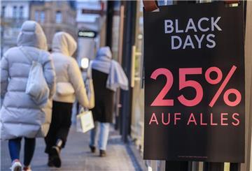 Zum Black Friday an diesem Freitag (24. November) wirbt der Handel teils mit erheblichen Rabatten um die Kundschaft.