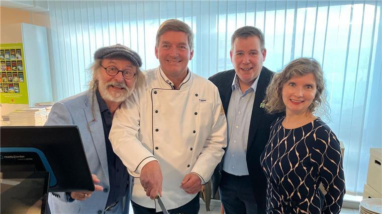 Zum einjährigen Bestehen des Museums schnitt Krimi-Bestsellerautor Klaus-Peter Wolf (l.-r.) zusammen mit Konditormeister Jörg Tapper, Nordens Bürgermeister Florian Eiben und Kurdirektorin Eva Krüger-Linzer eine Jubiläumstorte an.
