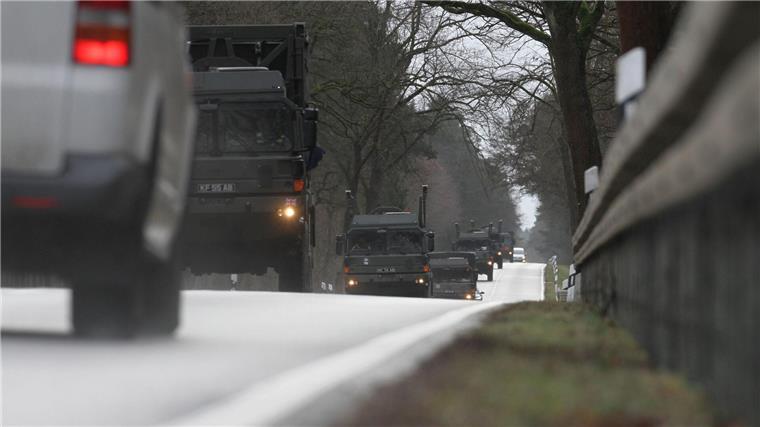 Britische Streitkräfte fahren von Paderborn zur Nordseeküste Zum Ende des Manövers auf dem Truppenübungsplatz Senne fahren wieder britische Streitkräfte durch NRW und Niedersachsen. (Archivbild)