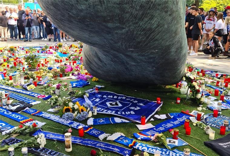 Rodenkirchen: HSV-Fanclub feiert 25-jähriges Bestehen Zum ersten Heimspiel der neuen Saison fuhren die Clubmitglieder nicht nur wegen des Spiels, sondern auch, um des jüngst verstorbenen Uwe Seeler zu gedenken. An der Skulptur seines Fußes legten sie Schals, Blumen und Andenken nieder.