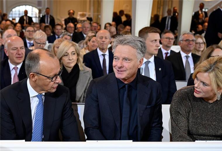 Promi-Paar Pilawa und Klöckner gemeinsam beim Einheitsfest Zum ersten Mal gemeinsam beim Einheitsfest: Bundestagspräsidentin Julia Klöckner (CDU) mit ihrem Lebensgefährten Jörg Pilawa (M.) - im Gespräch mit Bundeskanzler Friedrich Merz (CDU) in der Ludwigskirche.