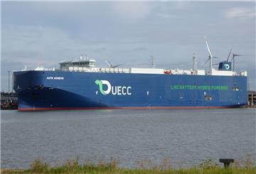 Ein Autofrachter liegt am Terminal in Bremerhaven.