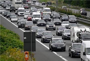  Autos und Lastwagen stehen auf einer Autobahn im Stau. Zum Ferienende stauen sich die Straßen. Besonders betroffen sind die Routen zu Nord- und Ostsee. Auch im Ausland drohen Wartezeiten.