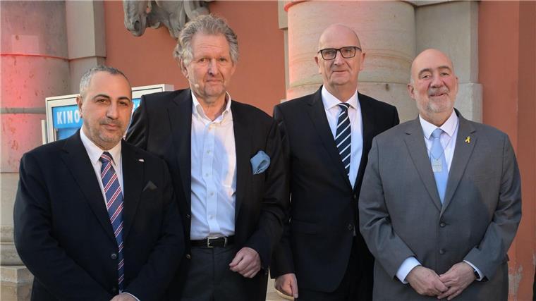 Günther Jauch pflegt Kontakt zu Holocaust-Überlebender Zum Festakt der Ausstellung kam auch der Botschafter des Staates Israel in Deutschland, Ron Prosor (rechts).