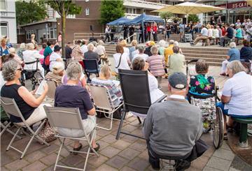 Zum Kultursommer findet auf dem Konrad-Adenauer-Platz ein Chorfest mit Eca Schad statt. 