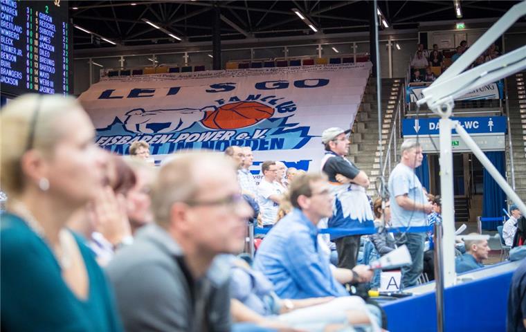 Warum der Fan-Schwund die Eisbären teuer zu stehen kommt Zum letzten Heimspiel der Eisbären gegen Vechta kamen nur 2300 Zuschauer in die Stadthalle - dabei ist Platz für 4500.