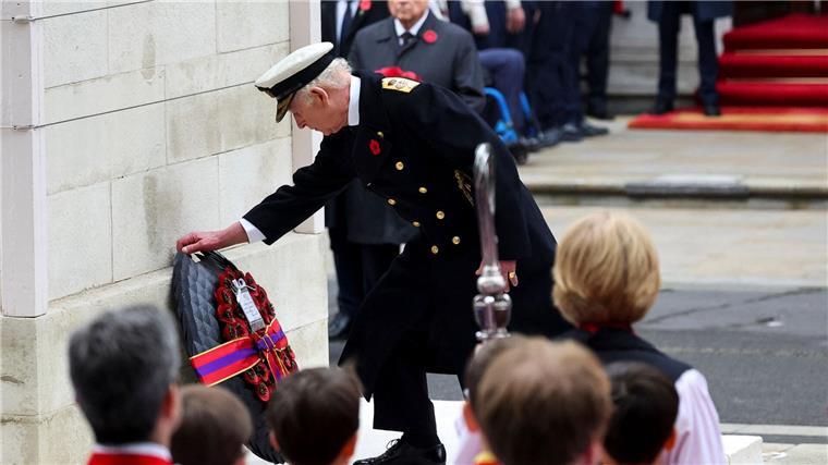 Zum National Service of Remembrance gehören ein zweiminütiges Gedenken in Stille und Kranzniederlegungen durch Royals und Vertreter der Regierung. Hier König Charles III. in Aktion.