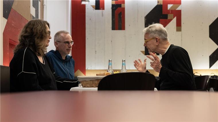 Eine Nacht auf der Theaterbühne - Aktion gegen Kürzungen Zum Paket gehörte das gemeinsame Frühstück mit Intendant Oliver Reese.