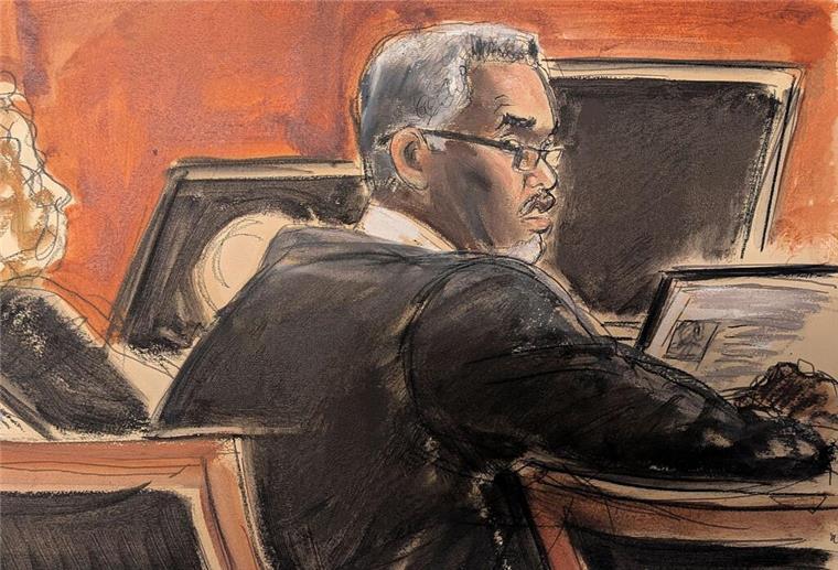 Zum Prozessauftakt trug Sean Combs eine Lesebrille und schlichte Kleidung, nachdem der Richter ihm zuvor ausdrücklich genehmigt hatte, nicht in Gefängniskleidung erscheinen zu müssen.