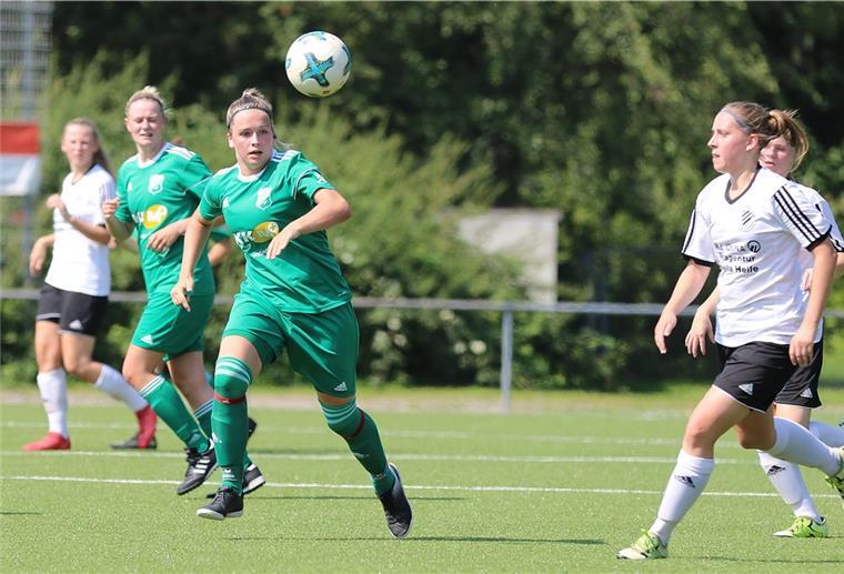Der TSV Abbehausen verlässt die Frauenfußball-Oberliga Zum Regionalligisten TuS Büppel wechseln die bisherigen Abbehauser Spielerinnen Jana Oonk (Mitte) und Geske Kaemena.