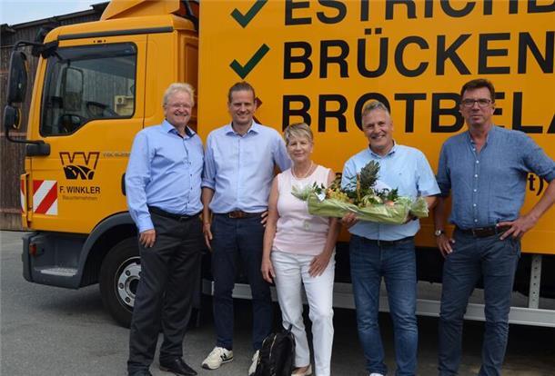 Zum Richtfest gratulierten die Geschäftsführer der Bremer F. Winkler GmbH & Co. KG Niederlassungsleiter Bremerhaven, Matthias Klein (2.v.re.).