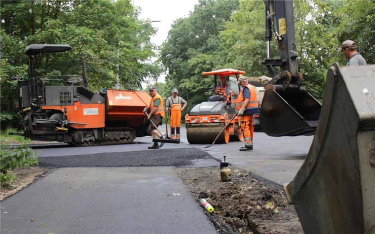 Dann gibt's wieder freie Fahrt auf der B71 nach Beverstedt Zum Schluss kommt der Asphalt: Die Bauarbeiten auf der B71 sind beendet.