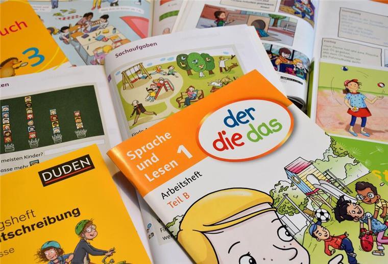 Bücher, Stifte, Hefte: So teuer ist der Schulstart in diesem Jahr Schulbücher liegen auf einem Tisch.