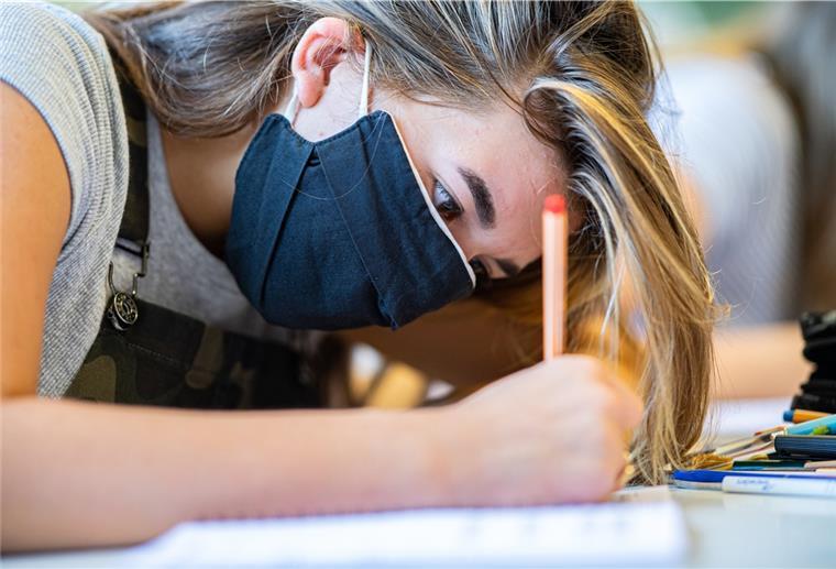 Maskenpflicht im Unterricht an allen Schulformen in Niedersachsen Zum Schulstart müssen sich Schüler in ganz Niedersachsen auf eine Maskenpflicht im Unterricht einstellen. Daneben müssen sie sich - wie angekündigt - an den ersten sieben Schultagen nach Schulstart täglich auf das Coronavirus testen.
