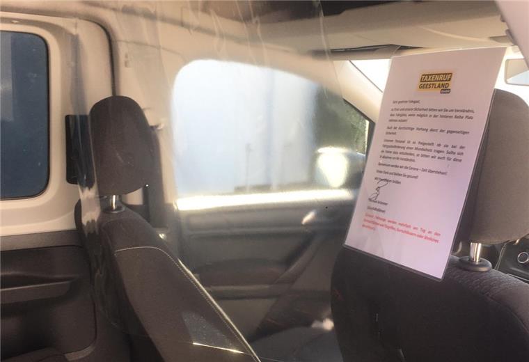 Wegen Corona: Taxis aus Geestland haben jetzt eine Trennwand Zum Schutz vor dem Coronavirus setzt Taxenruf Geestland auf transparente Planen zwischen Fahrer und Fahrgästen.