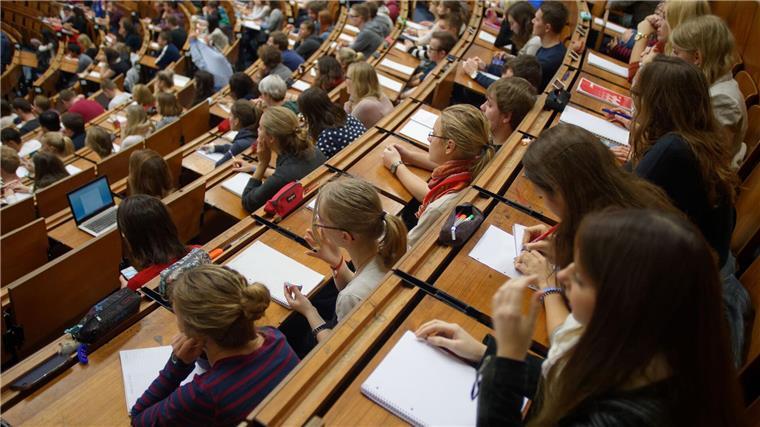 Zum Semesterstart noch einige freie Studienplätze Zum Semesterbeginn füllen sich wieder die Hörsaale in Niedersachsen, Bremen und Hamburg. (Symbolbild)