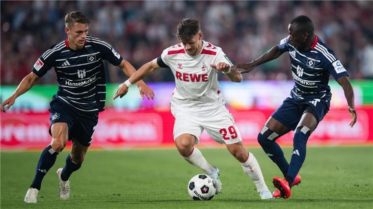 Hamburg besiegt Köln zum Zweitliga-Start Zum Start in die Zweitliga-Saison lieferten sich der 1. FC Köln um Jan Thielmann und der Hamburger SV um Miro Muheim (l) und Jean-Luc Dompe (r) eine temporeiche Partie.
