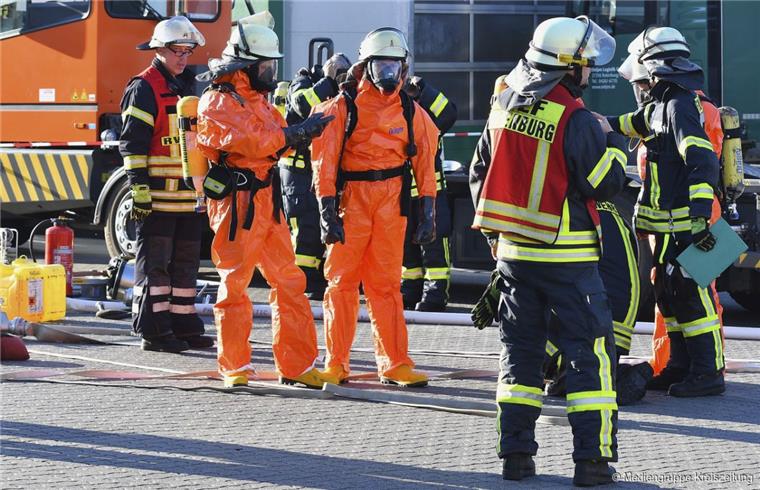Chemikalien ausgelaufen: Zwölf Verletzte bei Arbeitsunfall in Rotenburg Zum Teil in Schutzkleidung geht die Feuerwehr vor.
