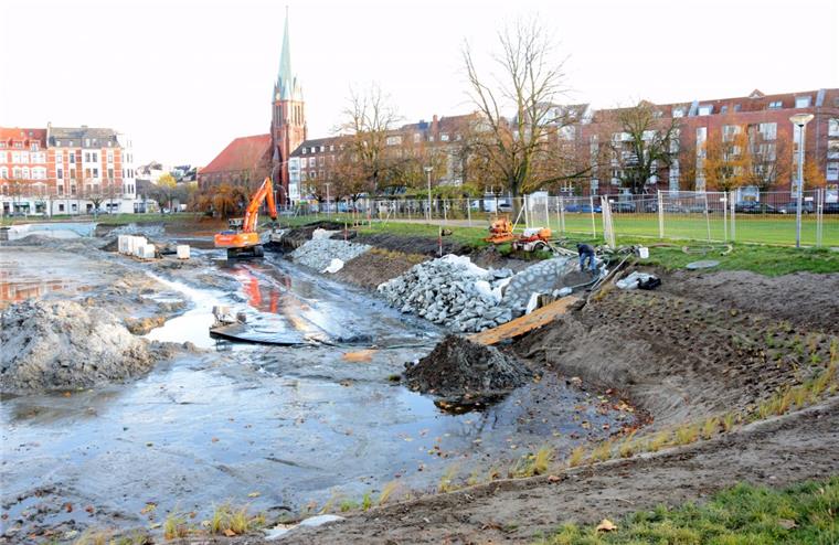 Bremerhaven: Arbeiten am Holzhafen gehen voran Zum Teil wurden die Böschungen am Holzhafen in Bremerhaven mit Granit befestigt. Oberhalb der künftigen Wasserlinie wurden an der Einfassung aus bindigem Boden heimische Uferpflanzen gesetzt.