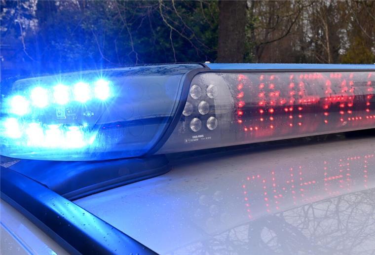 Traktor überrollt Erntehelfer - 64-Jähriger kann nicht mehr gerettet werden Zum Themendienst-Bericht vom 18. Mai 2022: Wenn sich von hinten ein Einsatzfahrzeug nähert, ist panisches Ausweichen eine schlechte Idee.