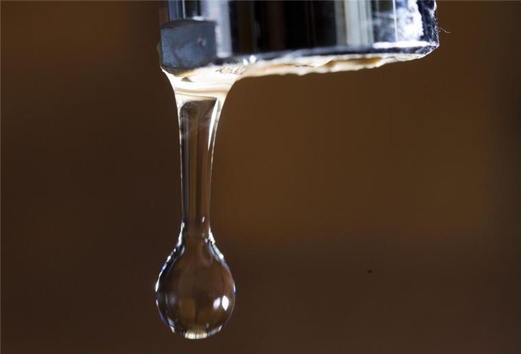 Wassersparpotenzial im Haushalt: Nachhaltige Tipps und Tricks Ein Tropen aus einem Wasserhahn