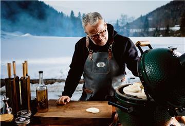 Zum Themendienst-Bericht von Ulrike Geist vom 24. November 2021: Bei Grillexperte und Kochbuchautor Tom Heinzle bleibt der Grill auch im Winter nicht kalt.