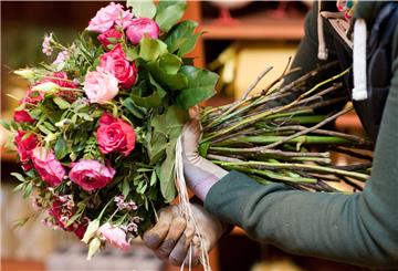 Zum Valentinstag muss es nicht immer der klassische Strauß Rosen sein. Dort, wo Blumengeschäfte geschlossen bleiben müssen, bieten viele Floristen ihre Sträuße in Kombination mit einem Abhol- und/oder Lieferservice an. 