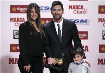 Zum vierten Mal in Folge hat Lionel Messi vom FC Barcelona den "Goldenen Schuh" für den besten Torjäger Europas erhalten. Auch seine Ehefrau Antonella Roccuzzo und der Sohn des Paares, Thiago, freuen sich Außerdem hat er seinen Vertrag mit FC Barcelona bis 2021 verlängert.