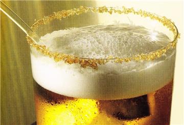 Zum weißen Rum, braunem Zucker und der Limette kommt auch noch ein Pils - und fertig ist die Caibierinha.