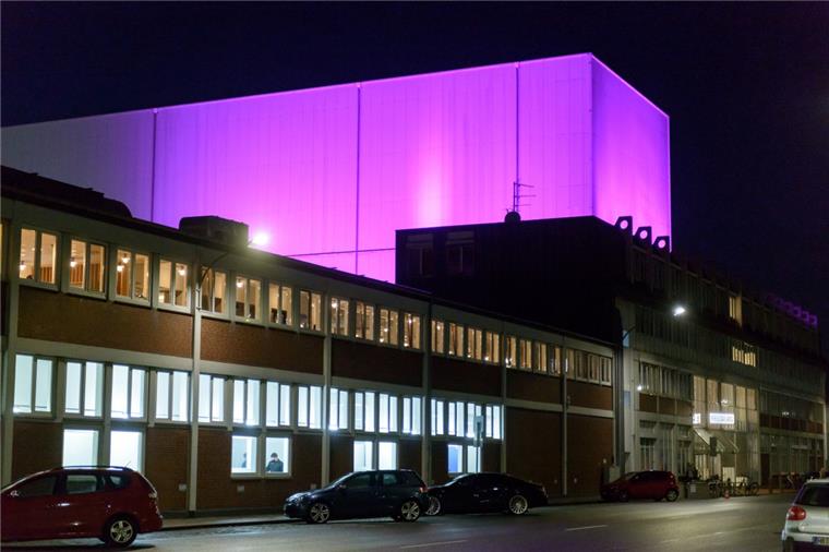 Bremerhaven: Frosta setzt ein Zeichen in Pink Zum Weltmädchentag erstrahlt das FRoSTA Kühlhaus in pink.