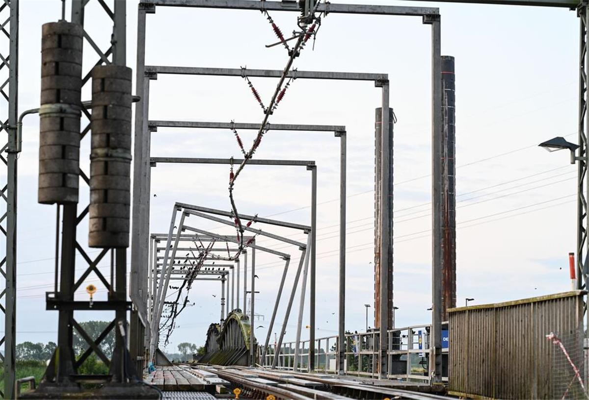Nach erneutem Schiffsunfall: Huntebrücke weiter gesperrt Zum zweiten Mal innerhalb weniger Monate ist ein Binnenschiff gegen eine Eisenbahnbrücke in Elsfleth im Landkreis Wesermarsch gefahren und hat diese beschädigt. Wann wieder Züge über die Brücke fahren können, ist unklar.