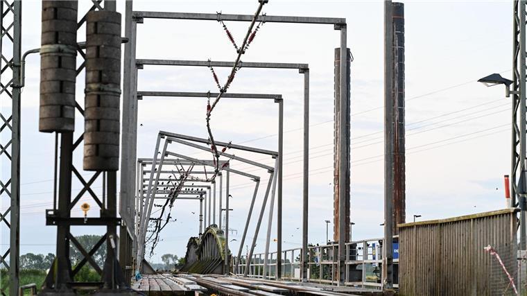 Zum zweiten Mal innerhalb weniger Monate ist ein Binnenschiff gegen eine Eisenbahnbrücke in Elsfleth im Landkreis Wesermarsch gefahren und hat diese beschädigt. Wann wieder Züge über die Brücke fahren können, ist unklar.