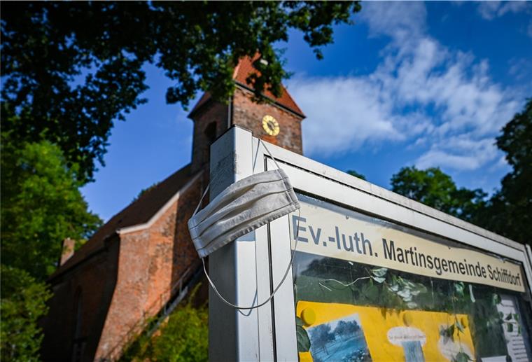 Selbst Gott musste warten: Konfirmationen werden nachgeholt Zumindest zeitweise muss Mundschutz getragen werden: In der Schiffdorfer Martinskirche bereitet Pastorin Heike Breuer und Diakonin Cornelia Frieden die Jugendlichen auf ihre Konfirmation in der Corona-Pandemie vor.