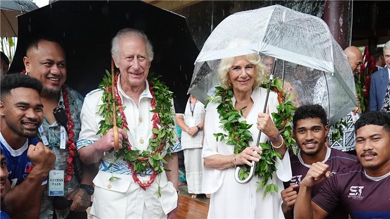 Ganz in Weiß: Charles und Camilla im Pazifikstaat Samoa Zunächst standen für die Royals vor allem traditionelle Zeremonien an.