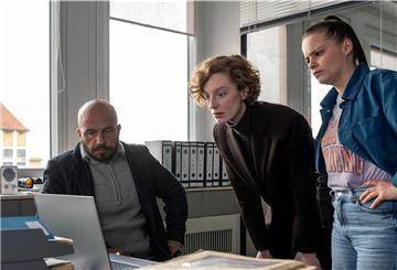 Zunächst wird kein Motiv erkennbar, aber Mads Andersen (Dar Salim, l-r), Linda Selb (Luise Wolfram), Liv Moormann (Jasna Fritzi Bauer) ermitteln akribisch.