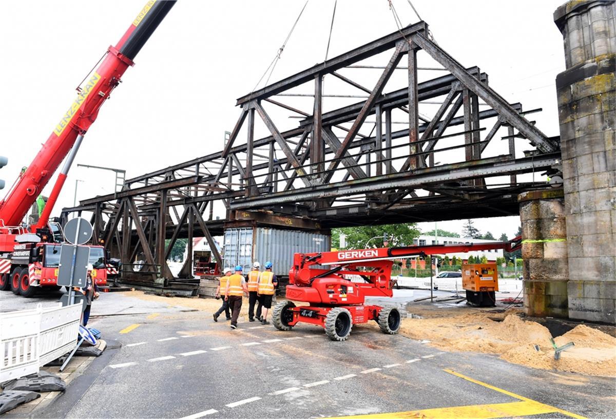 Zunächst wurde die Brücke so durchtrennt, dass sie in drei Teilen auf der Kreuzung abgesetzt werden konnte.