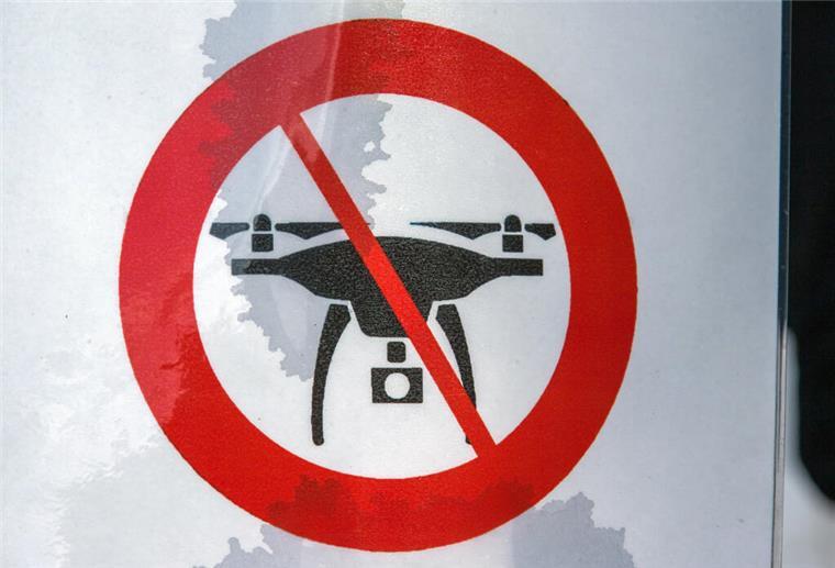Verdächtige Drohnen über Nordholz und Bremerhaven gesichtet Ein Hinweisschild der Berliner Polizei informiert über das Drohnenflugverbot während einer Großveranstaltung vor dem Brandenburger Tor.
