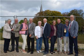 Zur 50-Jahr-Feier gab es auch ein Treffen am Bauzaun der ehemaligen Gaststätte in Blexen. Von links: Hildburg und Fredo Böschen, Änne und Meinert Cornelius, Margret und Hans-Gerd Coldewey, Elisabeth und Ewald Strahlmann sowie Annelene und Klaus Blumenberg.