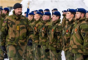 Zur Abschlusszeremonie erhielt Prinzessin Ingrid Alexandra (2.v.r.) Besuch ihres Vaters, Kronprinz Haakon.