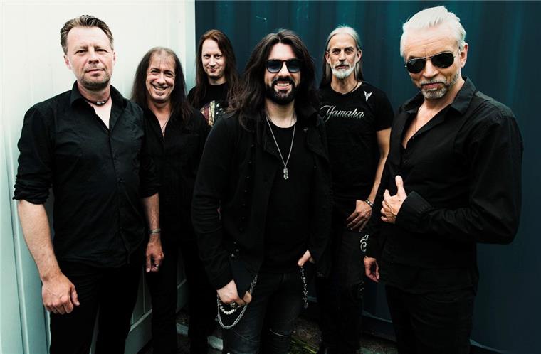 Neues Album in Rekordzeit: The Unity stellen in der Jahnhalle neues Album vor Zur Band The Unity, die es seit dem Jahr 2016 gibt, gehören (von links): Sascha Onnen (Keyboards), Henjo Richter (Gitarre), Michael Ehré (Drums), Gianba Manenti (Vocals), Jogi Sweers (Bass) und Stef (Gitarre).