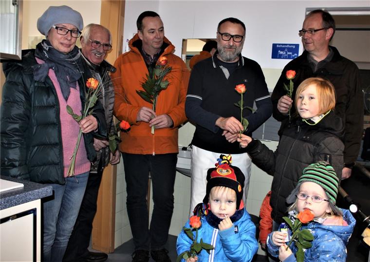 Zur Begrüßung erhielt Maciej Tomtala (Zweiter von rechts) von den Schweiern Rosen geschenkt. 