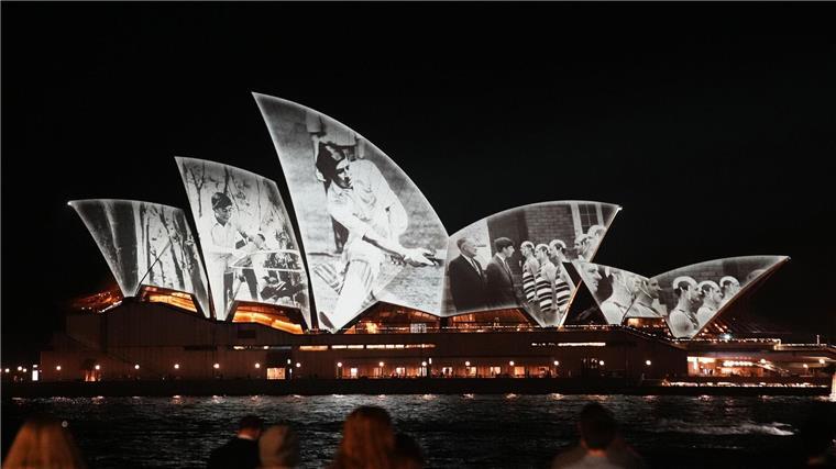 Charles und Camilla legen mit Programm in Australien los Zur Begrüßung wurden Szenen von früheren Besuchen des Königs auf das weltberühmte Opernhaus projiziert.