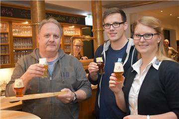 Zur Brauereierlebnis-Tour gehört auch die Verkostung der vier Biersorten Zwickel, Gold, Weizen und Winterbier. Braumeister Andreas Christiani (links) stößt mit den TSB-Mitarbeitern Patrik Poelmeyer und Anna-Lena Reunitz an.