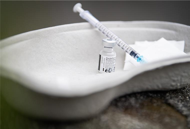 Symbolfoto des Covid-19-Impfstoffs der Hersteller Pfizer-BioNTech.
